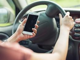 El móvil es una de las distracciones comunes cuando se está al volante.