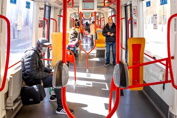 Archivo - Interior de un autobús con viajeros con mascarilla