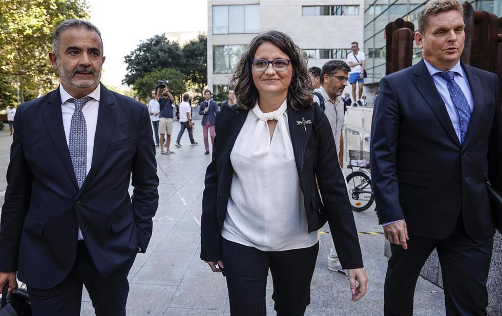 La exvicepresidenta, exportavoz y exconsellera de Igualdad y Políticas, Mónica Oltra, junto a sus abogados a su salida de un juicio en la Ciudad de la Justicia de Valencia, a 19 de septiembre de 2022, en Valencia, Comunidad Valenciana (España).