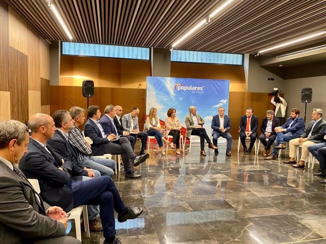 El presidente del PP Aragón, Jorge Azcón, con representantes de entidades empresariales en Teruel