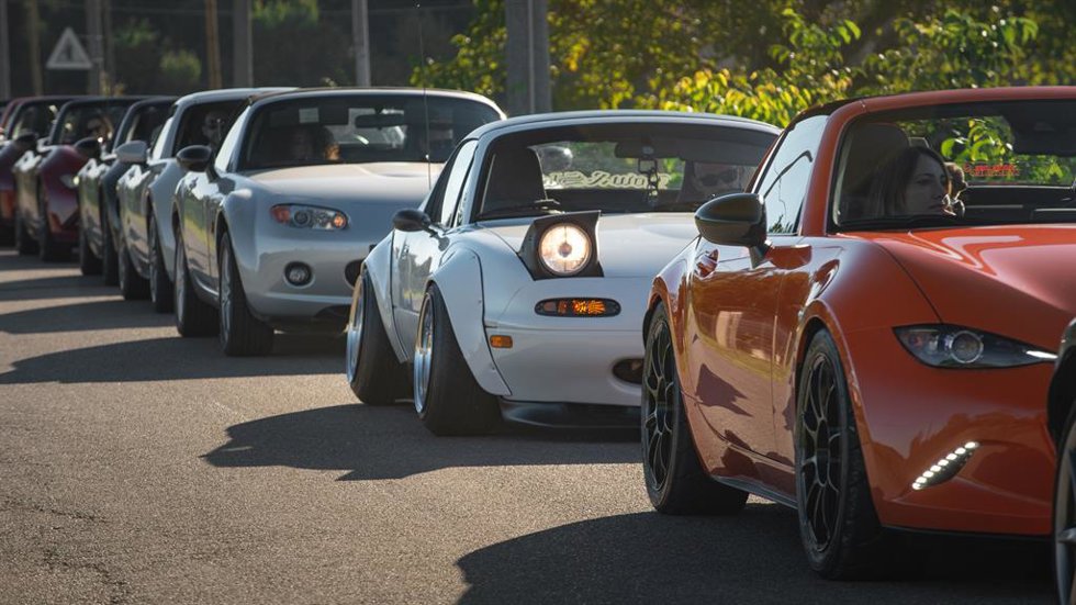 Archivo - Concentración de 707 unidades del modelo MX-5 de Mazda en el circuito de Módena (Italia)