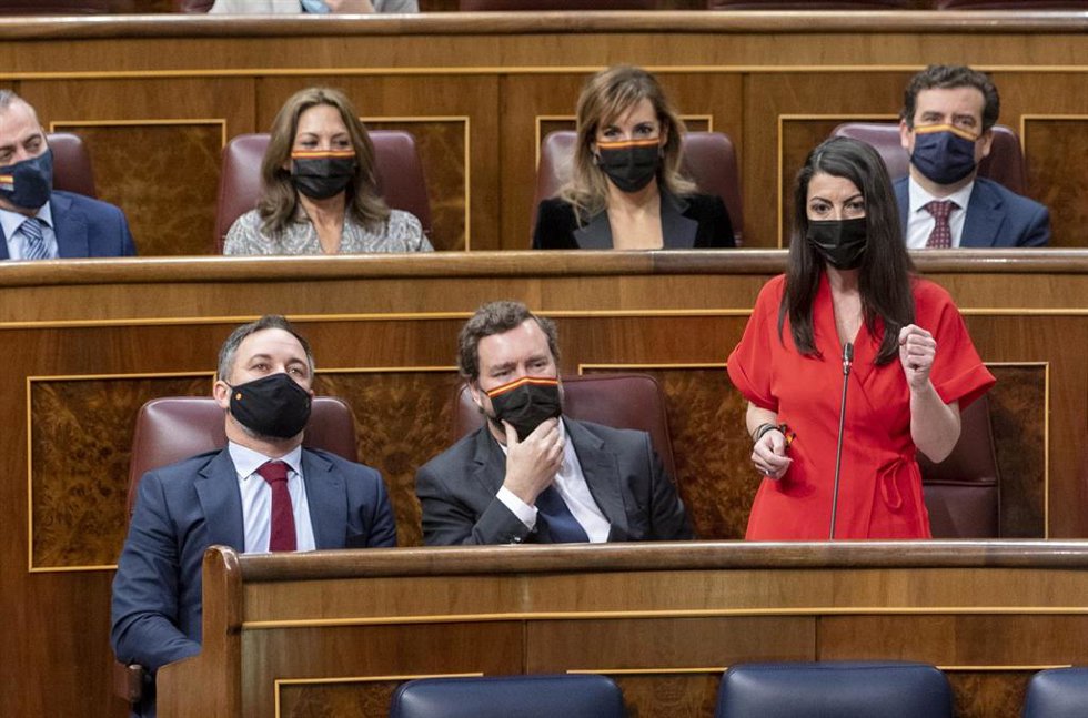 Archivo - Santiago Abascal e Iván Espiosa de los Monteros, escuchando a Macarena Olona cuando era secretaria general del grupo parlamentario 