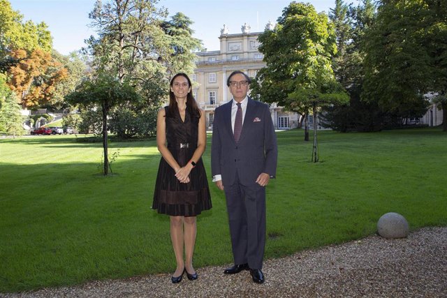 Casañas y Bahamonde ante el Palacio de Liria durante la presentación