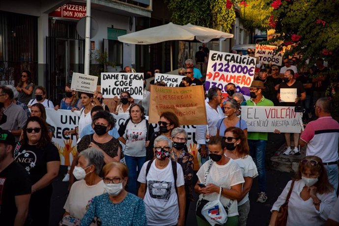 Un grupo de personas durante una manifestación 'silenciosa' de protesta contra la gestión de la reconstrucción en La Palma