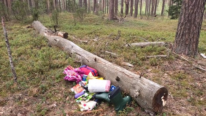 Objetos de migrantes en una zona boscosa entre Lituania y Bielorrusia