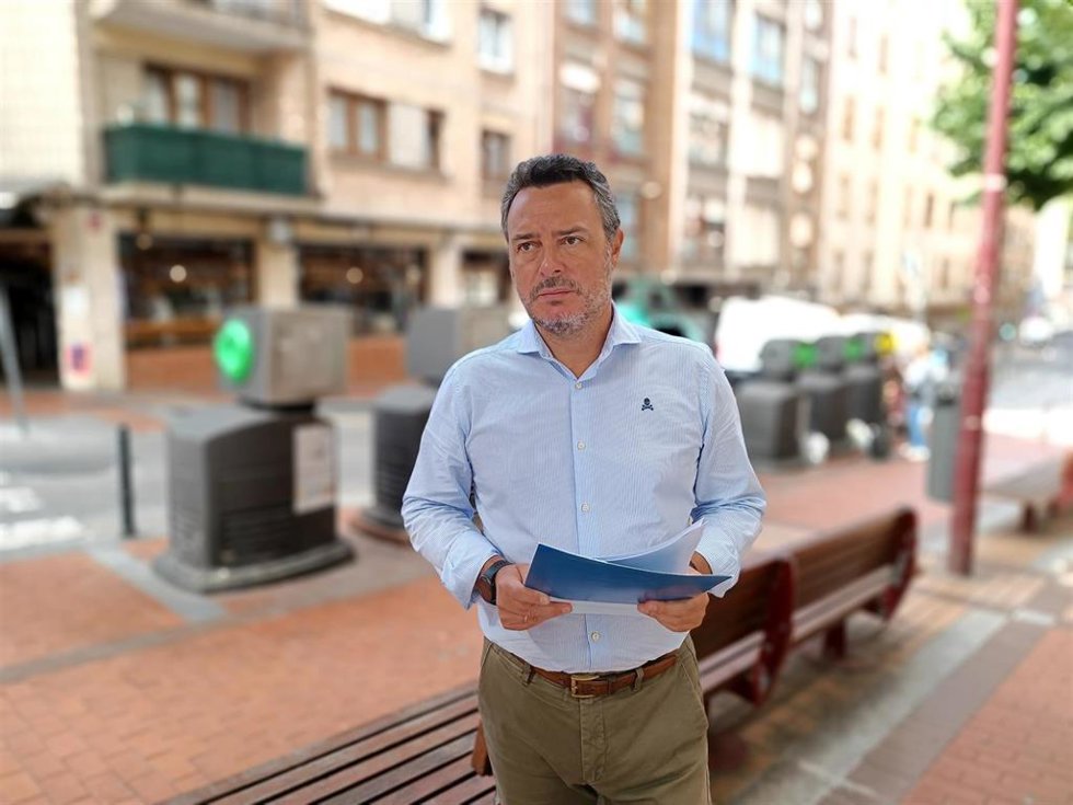 El concejal de Obras y Servicios, Jon Andoni Uria, presenta la renovación en los buzones de recogida neumática de basura.