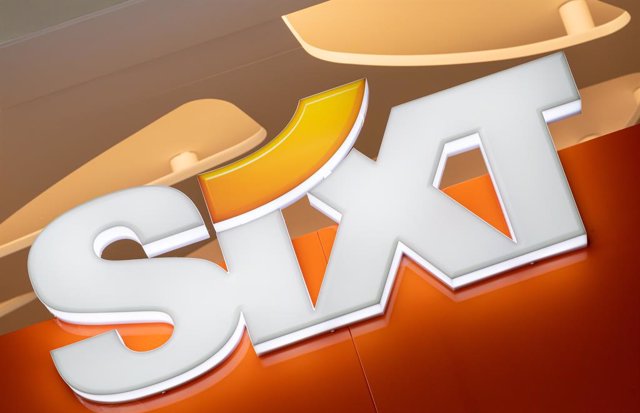 Archivo - FILED - 14 June 2021, Bavaria, Erding: A general view of the logo of car rental company Sixt at a rental station inside Munich Airport. Photo: Peter Kneffel/dpa