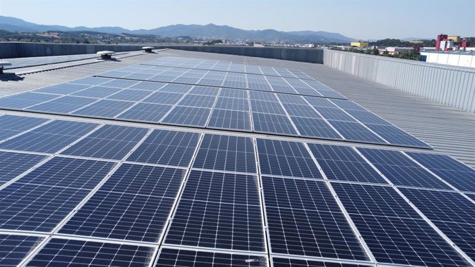 Instalación de paneles solares en una nave industrial.