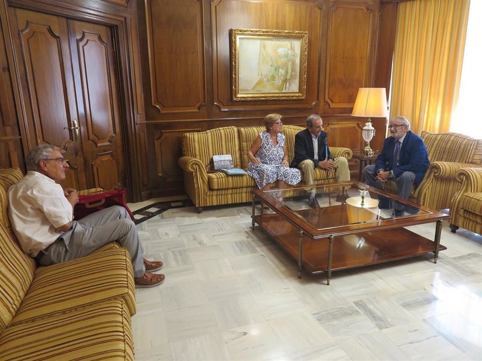 El presidente de la Asamblea Regional, Alberto Castillo, recibe a Juan Ignacio Conesa, María Dolores García y Ricardo Cases, representantes del equipo de relaciones institucionales de Amnistía Internacional en la Región de Murcia
