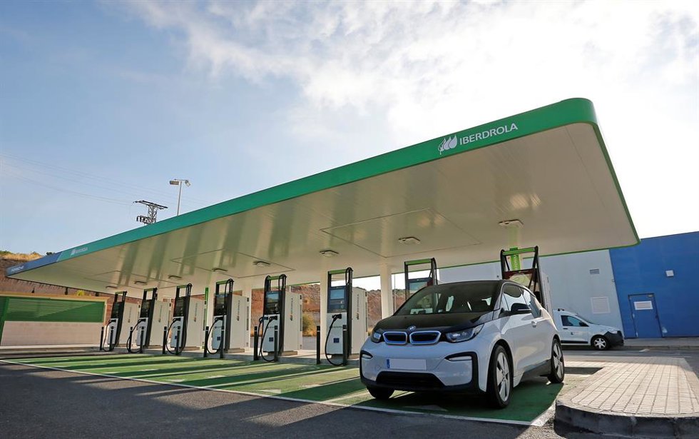 Archivo - Estación de carga de vehículos eléctricos de Iberdrola