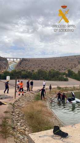 Rescate de un conductor tras caer al canal del pantano de Cuevas del Almanzora (Almería).