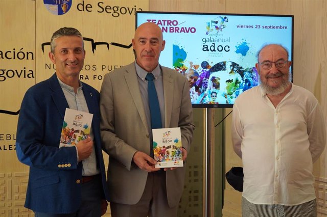 El diputado de Deportes, Óscar Moral, junto al secretario de la Asociación, Miguel Monjas, y el presidente del CD La Vega de Cantimpalos, Iñigo Jiménez.
