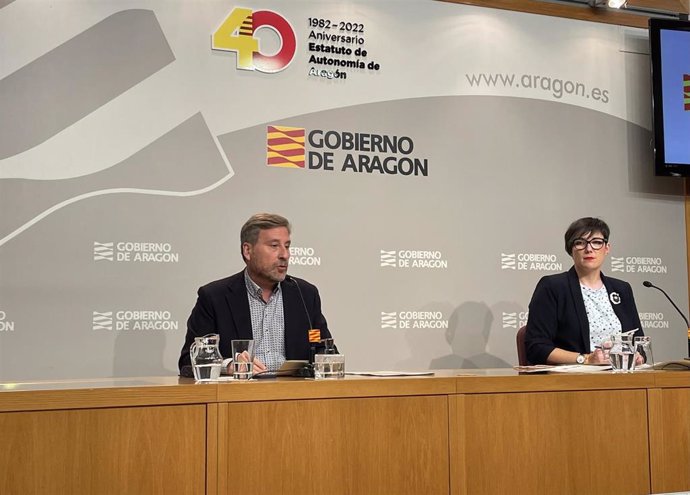 De izquierda a derecha, el consejero del Territorio, Movilidad y Vivienda del Gobierno de Aragón, José Luis Soro, y la directora general de Vivienda y Rehabilitación, Verónica Villarasa.
