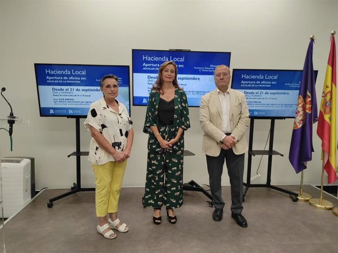 La delegada de Hacienda y Gobierno Interior de la institución provincial, Felisa Cañete (centro), junto a la alcaldesa de Aguilar de la Frontera, en rueda de prensa.
