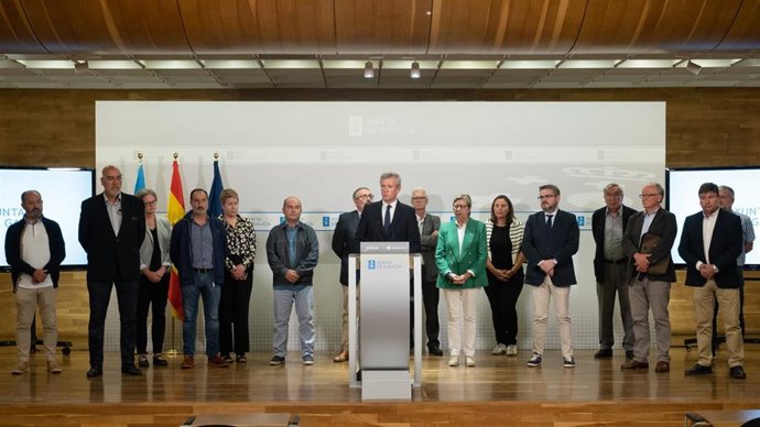El titular del Gobierno gallego, Alfonso Rueda, preside una reunión con representantes del sector de la pesca de fondo y juristas especializados