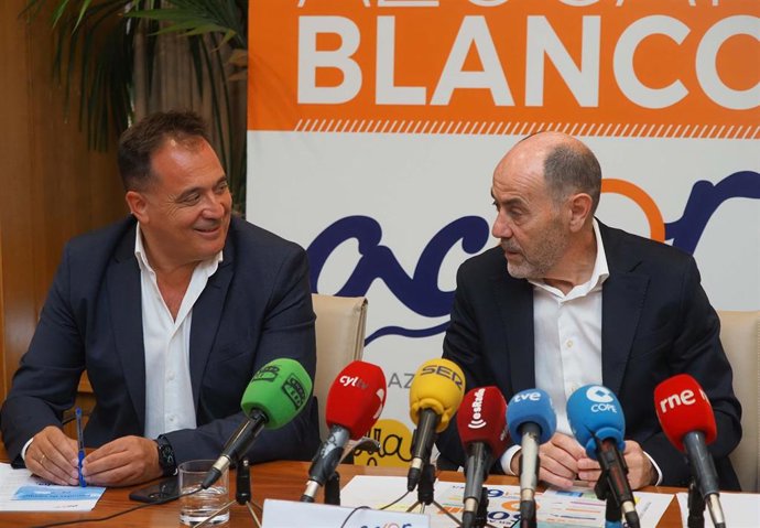 De izquierda a derecha, el director general de Acor, José Luis Domínguez, y el presidente de la cooperativa, Jesús Posadas.