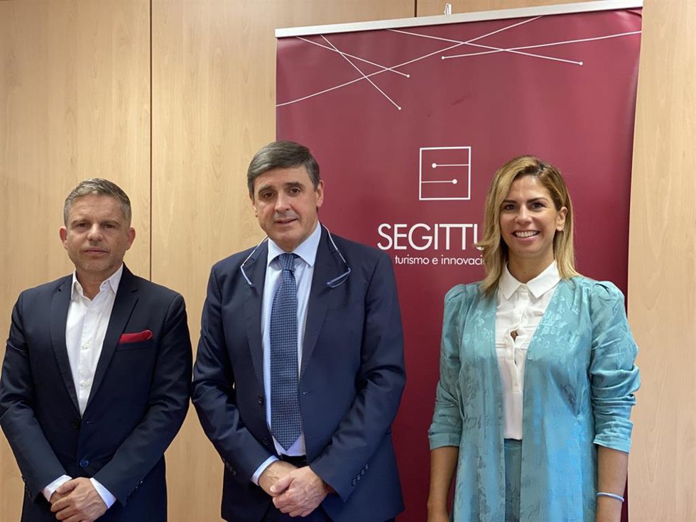 El consejero delegado de Turismo de Tenerife, David Pérez, el presidente de SEGGITUR, Enrique Martínez y la directora insular de Turismo, Laura Castro, en la firma del convenio sobre destinos inteligentes