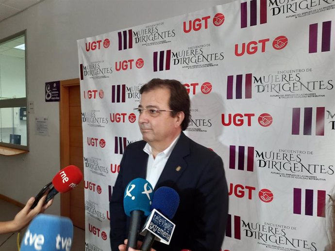 El presidente de la Junta de Extremadura, Guillermo Fernández Vara, en declaraciones a los medios durante unas jornadas de UGT sobre mujeres dirigentes