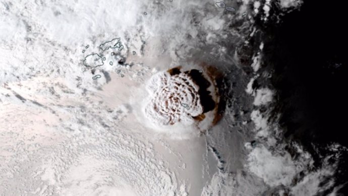 Imagen satelital de la erupción volcánica de Tonga de 2022.