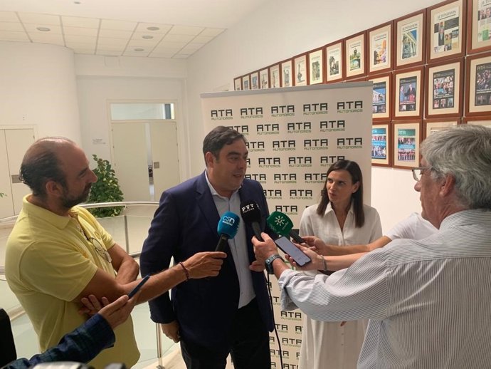Rafael Amor atiende a los periodistas en la sede de ATA en Córdoba.