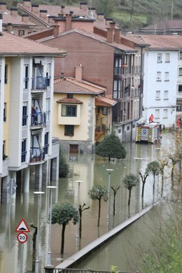 Archivo - Una calle inundada en el municipio de Mendaro, a 10 de diciembre de 2021, en Gipuzkoa, Euskadi (España). Las lluvias que azotan en las últimas horas y los desprendimientos de tierra han provocado que todos los accesos por carretera a esta loca