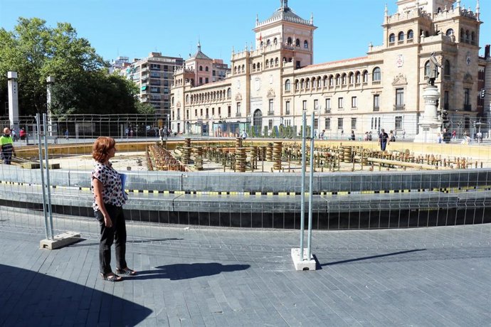 La concejal de Medio Ambiente, María Sánchez, junto a la fuente de la plaza de Zorrilla, ya vallada para las obras.