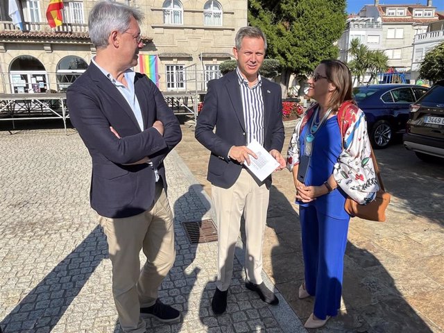 El delegado del Gobierno en Galicia, José Miñones, visita O Grove (Pontevedra) en compañía del alcalde, José Antonio Cacabelos.