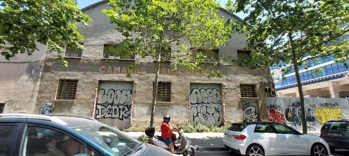 La nave de la calle vila 14 que el Ayuntamiento de Barcelona quiere transformar para convertirla en 'hub' de actividad económica.