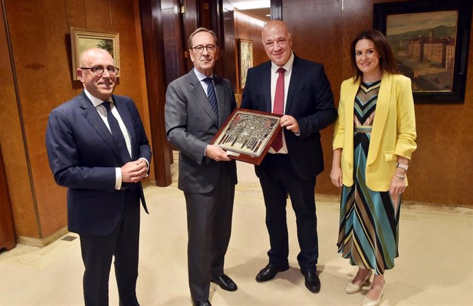 El presidente de la Diputación de Córdoba, Antonio Ruiz (segundo por la dcha.), en su encuentro con el presidente de KutxaBank, Gregorio Villalabeitia, y con el consejero delegado de Cajasur, Joseba Barrena.