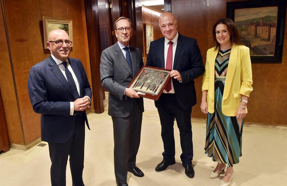 El presidente de la Diputación de Córdoba, Antonio Ruiz (segundo por la dcha.), en su encuentro con el presidente de KutxaBank, Gregorio Villalabeitia, y con el consejero delegado de Cajasur, Joseba Barrena.