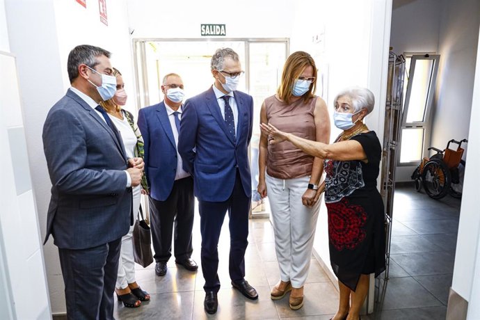 El consejero de Salud, Juan José Pedreño, y la vicepresidenta y consejera de Política Social, Isabel Franco, visitaron hoy las instalaciones de la Asociación de familiares de enfermos de Alzheimer (Afade) en Alcantarilla.