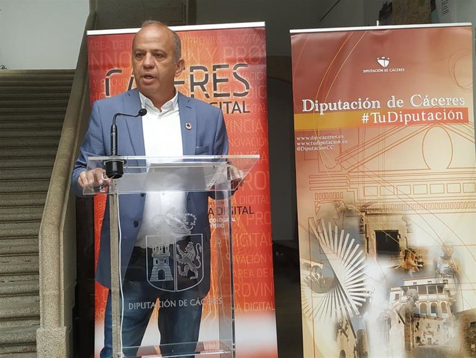 El diputado de Innovación y Provincia Digital de la Diputación de Cáceres, Santos Jorna, en una rueda de prensa