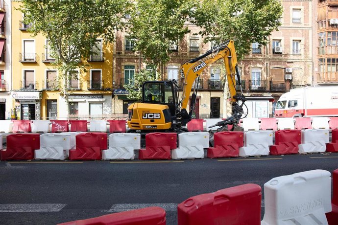 Archivo - Una grúa en una obra, a 10 de agosto de 2022, en Madrid