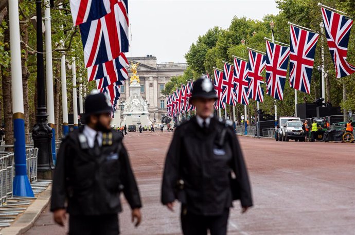 Dos policías patrullan en la calle que conecta con el palacio de Buckingham