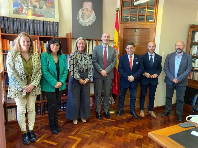 Reunión con el embajador de España en Bolivia.