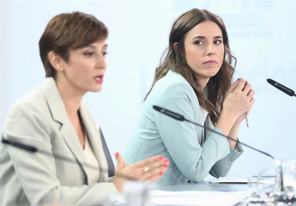 Archivo - Imagen de archivo de la ministra Portavoz, Isabel Rodríguez, y la ministra de Igualdad, Irene Montero 