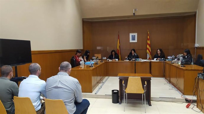 Juicio en la Audiencia de Barcelona a tres hombres que han reconocido apalizar a tres antifascistas en el Metro Barcelona al grito de 'sieg heil'.