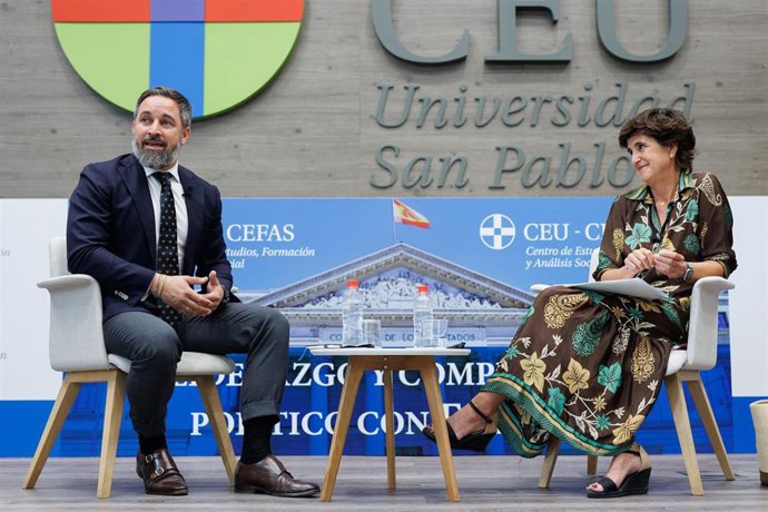 El presidente de VOX, Santiago Abascal, y la vicepresidenta de la Fundación Villacisneros, María San Gil, durante la conferencia 'Liderazgo y compromiso político con España, en la Universidad CEU San Pablo