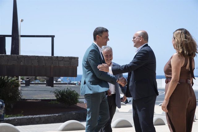 Archivo - El presidente del Gobierno, Pedro Sánchez (1i), saluda al delegado del Gobierno en Canarias, Anselmo Pestana (2d), a su llegada al Cabildo de Lanzarote, a 8 de agosto de 2022, en Lanzarote, Islas Canarias (España). El presidente llegó este miérc