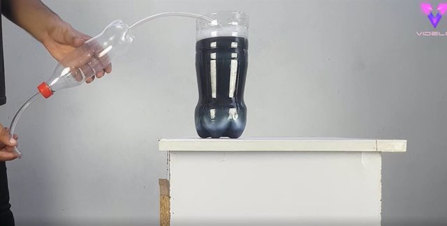 Este ingeniero fabrica una bomba de agua a partir de una botella de plástico
