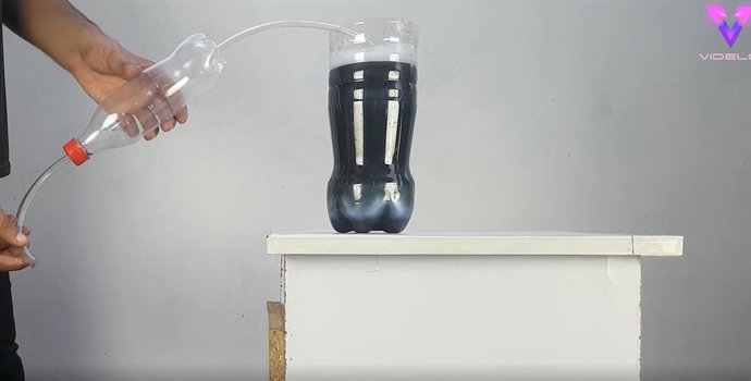 Este ingeniero fabrica una bomba de agua a partir de una botella de plástico