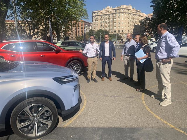 Exposición de coches eléctricos en la acera de Recoletos de Valladolid.