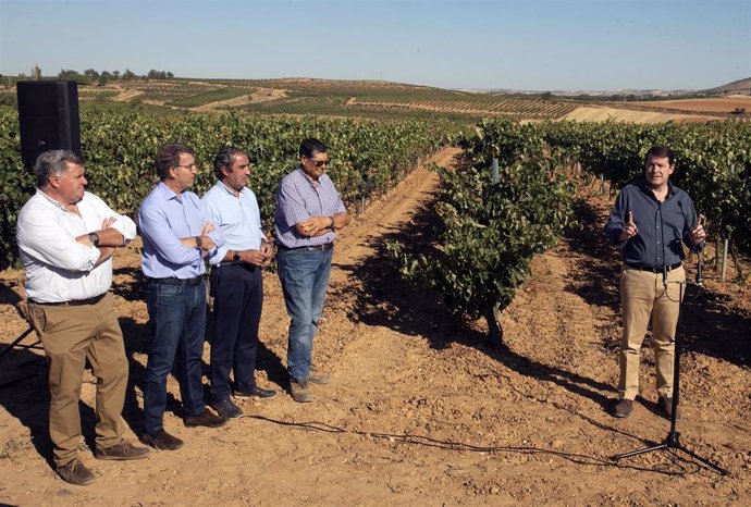 (I-D) El presidente de la DO Ribera del Duero, Enrique Pascual; el  presidente del PP, Alberto Núñez Feijóo; el alcalde de Roa de Duero, David Colinas y el dueño de la bodega, mientras el presidente de la Junta de Castilla y León, Alfonso Fernández Mañu