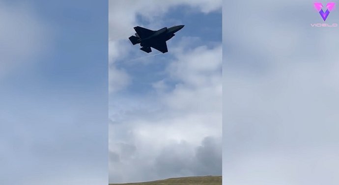 Este turista filma los entrenamientos de los aviadores en directo