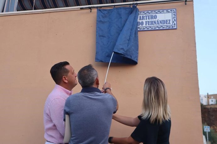 La alcaldesa de Alcalá de Guadaíra, junto a miembros de la Corporción Municipal y la familia del homenajeado, ha resaltado su labor en el movimiento vecinal y su vida de entrega hacia las personas mayores con la creación de tres residencias de ancianos.