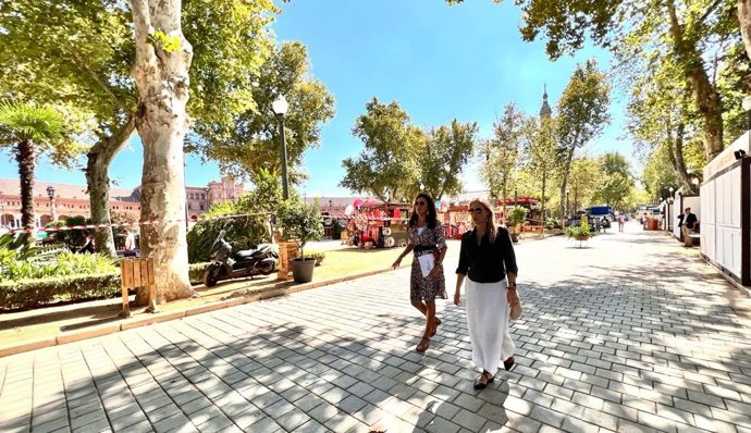 La portavoz de Vox en el Ayuntamiento de Sevilla, Cristina Peláez, a la derecha de la imagen.