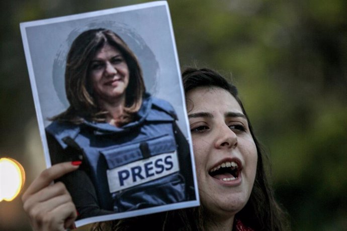 Archivo - Una mujer con una fotografía de la periodista palestino-estadounidense Shirín abu Aklé durante una protesta en Líbano tras su muerte durante una operación israelí en Cisjordania
