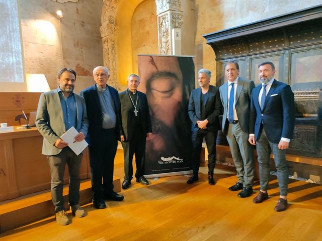 Autoridades en la presencia de la muestra 'The mystery man' en la Catedral de Salamanca.