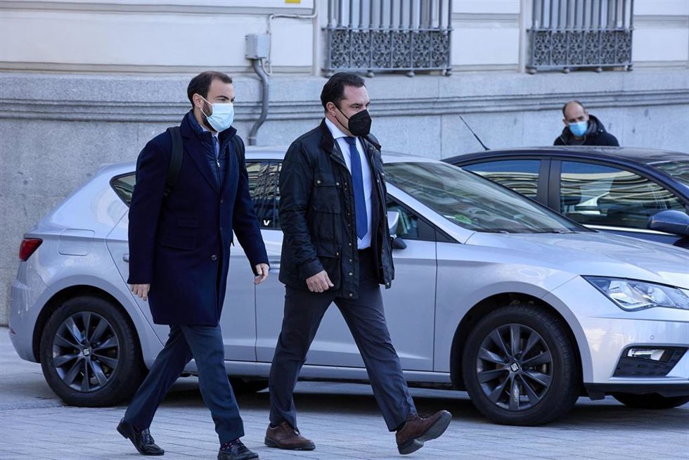 Archivo - El hijo del comisario jubilado José Manuel Villarejo, José Manuel Villarejo Gil (d), a su llegada a la Audiencia Nacional para declarar como investigado en relación con CENYT, a 28 de febrero de 2022, en Madrid (España). 