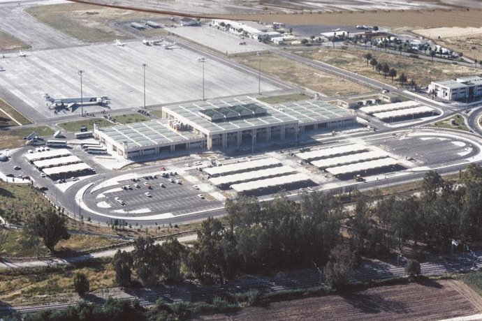 Archivo - Edificio terminal del Aeropuerto de Jerez.